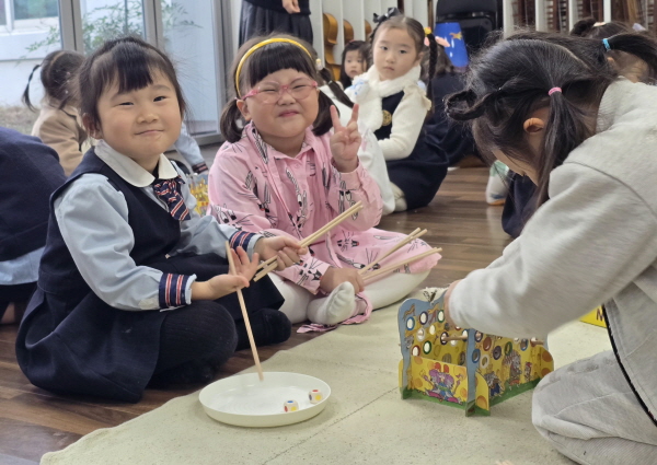 고양이에게 들키면 안돼요! 종소리가 나지 않게 막대를 넣어요!